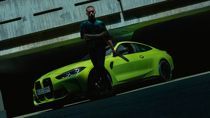 BMW M4 Coupé G82 2020 three-quarter front view with model BMW M440i xDrive Coupé G22 2020 three-quarter front view with model