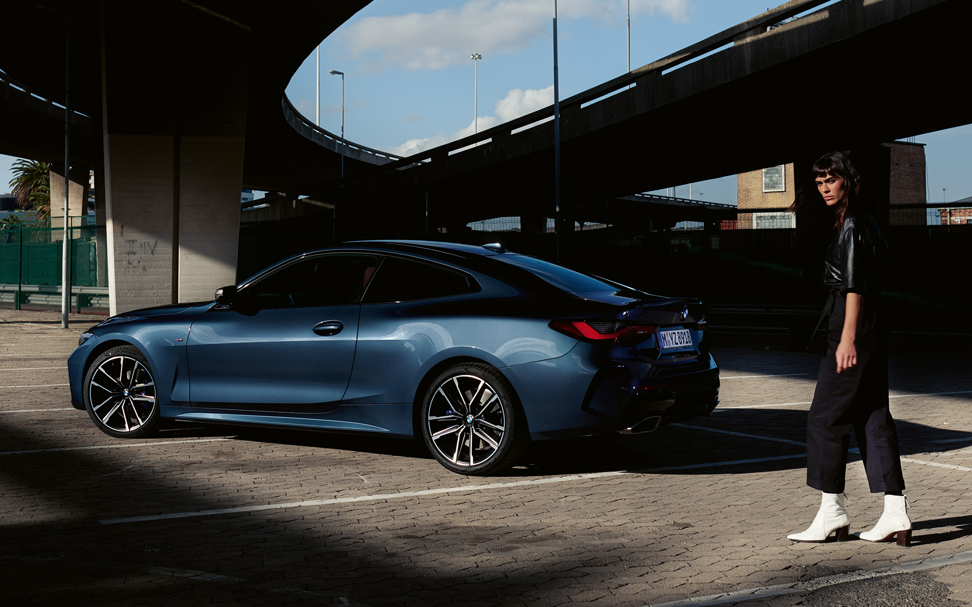 BMW M440i xDrive Coupé G22 2020 Arctic Race Blue metallic three-quarter side view with model