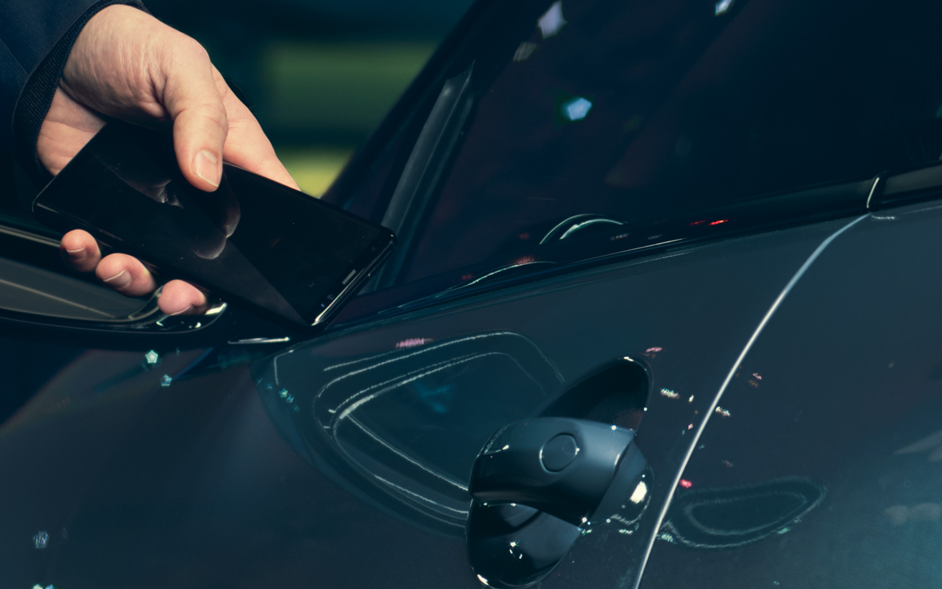 BMW X7 M50i M50d G07 2019 Digital Key smartphone close-up