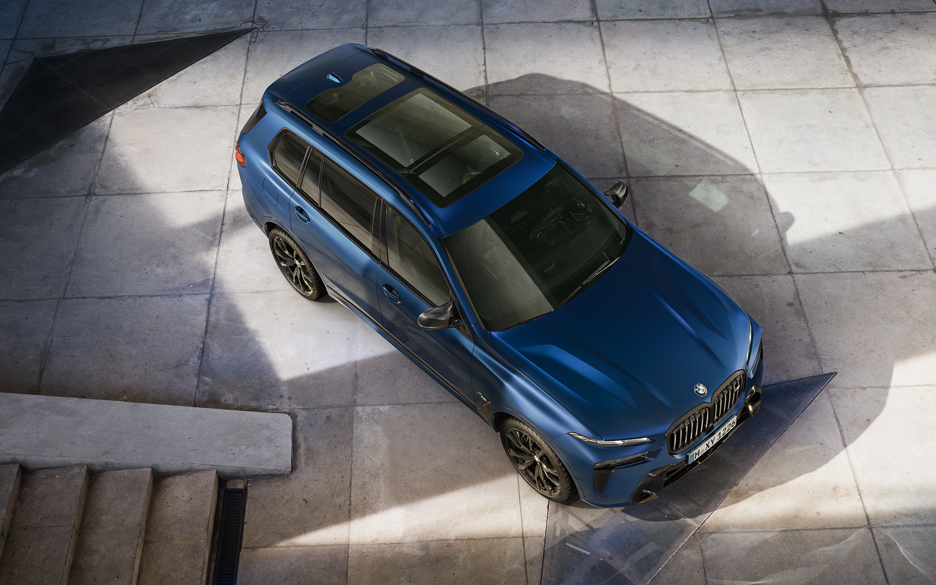 BMW X7 M60i xDrive G07 LCI Frozen Marina Bay Blue standing bird’s-eye view BMW X7 M60i xDrive G07 LCI Frozen Marina Bay Blue standing bird’s-eye view
