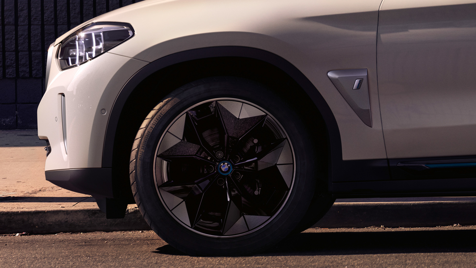 Aerodynamic wheels BMW iX3 G08 metallic close-up wheel Aerodynamic wheels BMW iX3 G08 2020 Mineral White metallic close-up wheel exterior