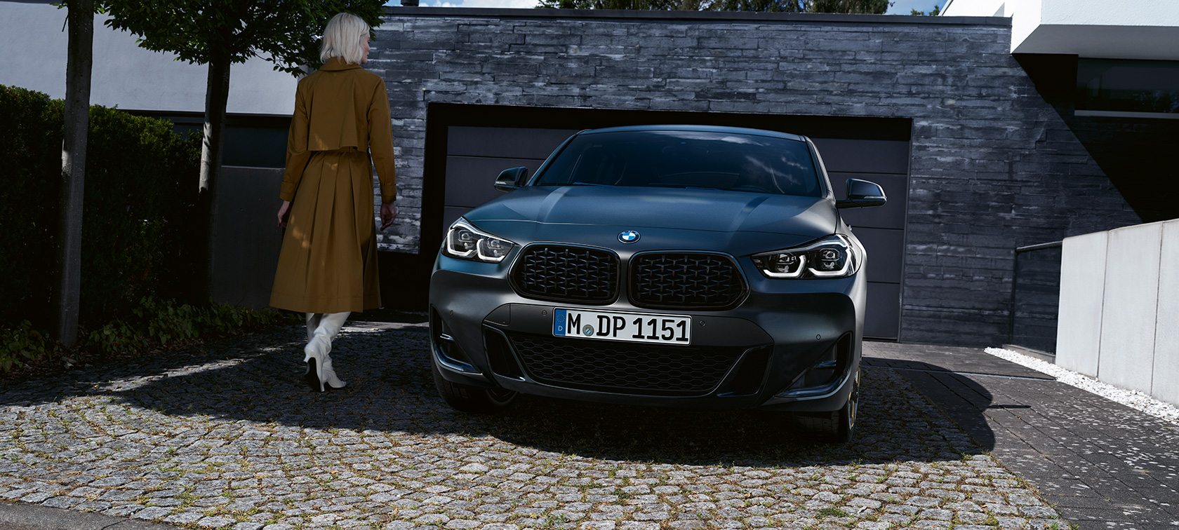 Front view BMW X2 F39 Sanremo Green metallic Front view in charging situation with model on left BMW X2 F39 Sanremo Green metallic