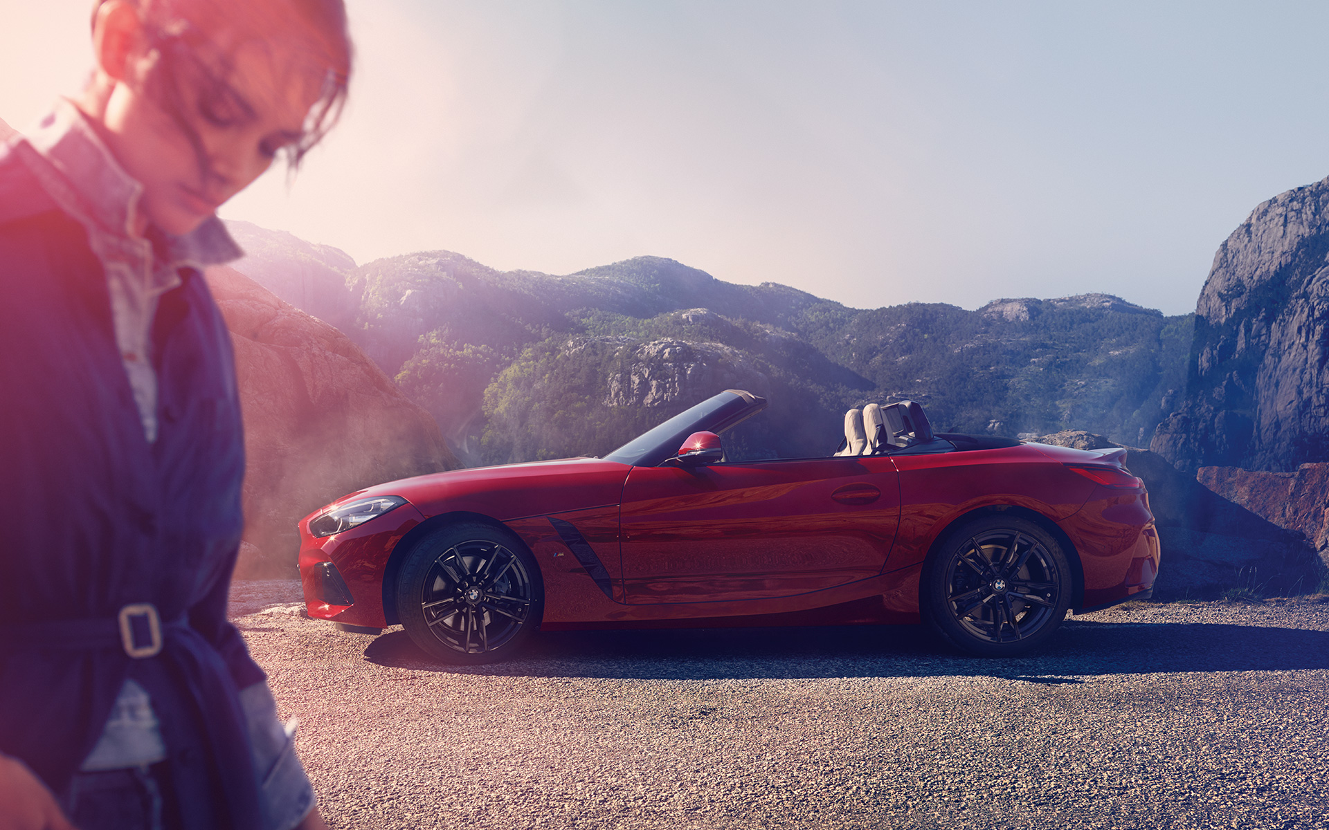 Model and BMW Z4 Roadster (G29) in front of mountain view