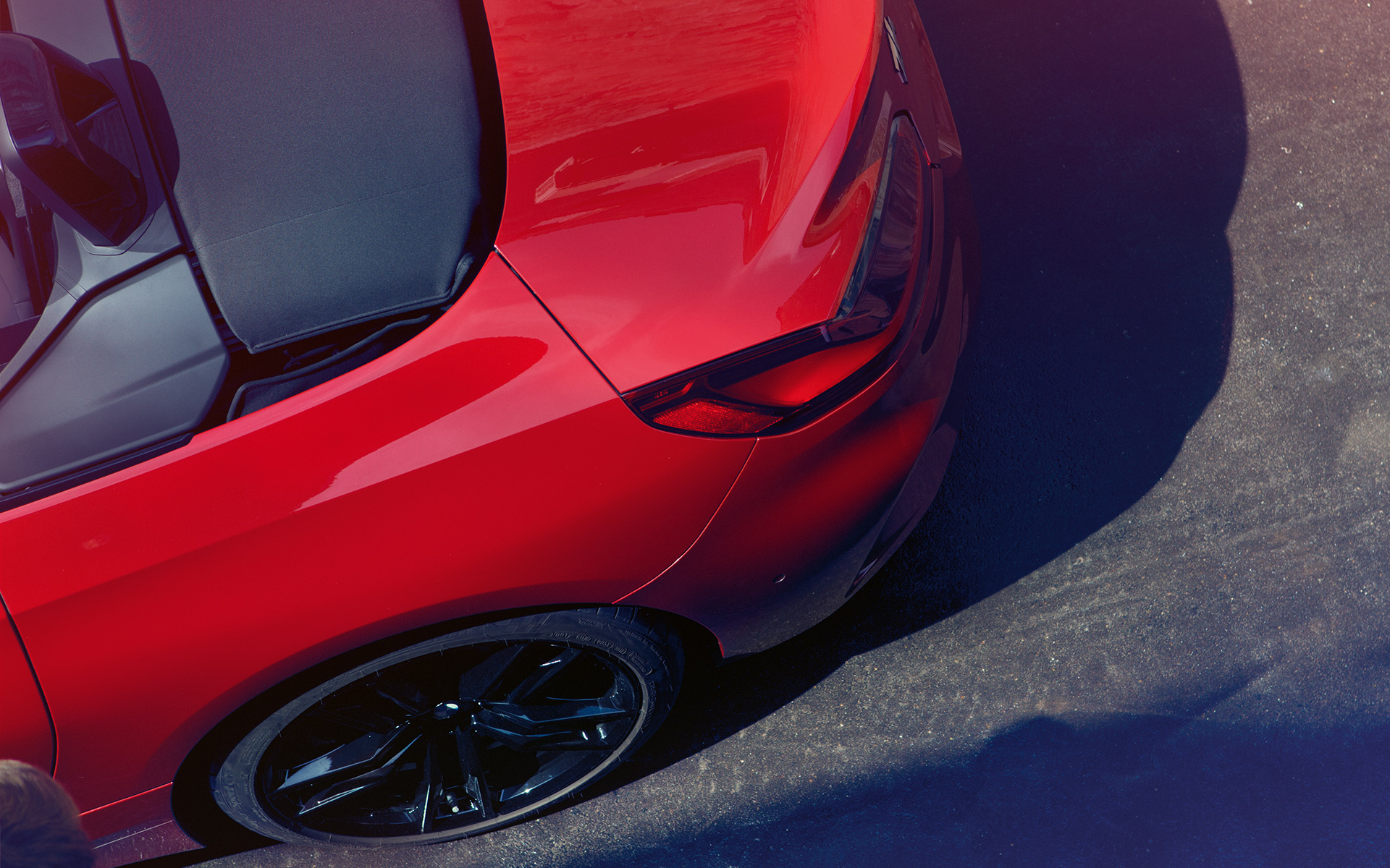 Bird’s eye view of the rear and rear wheel of the BMW Z4 Roadster (G29) 