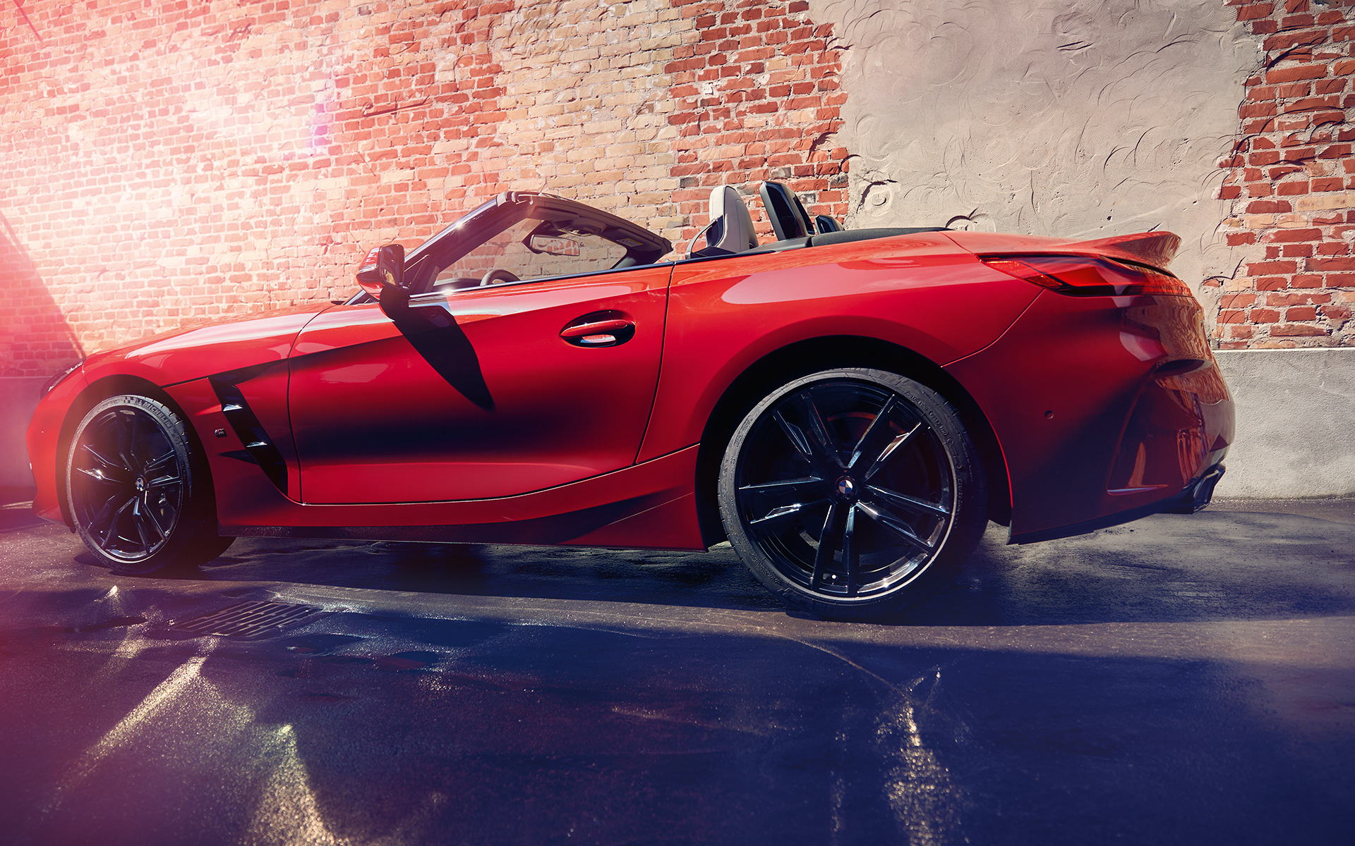 Side shot of the BMW Z4 Roadster (G29) in front of a brick wall