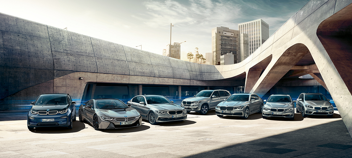 BMW electric cars and hybrid vehicles in front of buildings BMW electromobility options BMW electric cars and hybrid vehicles in front of buildings