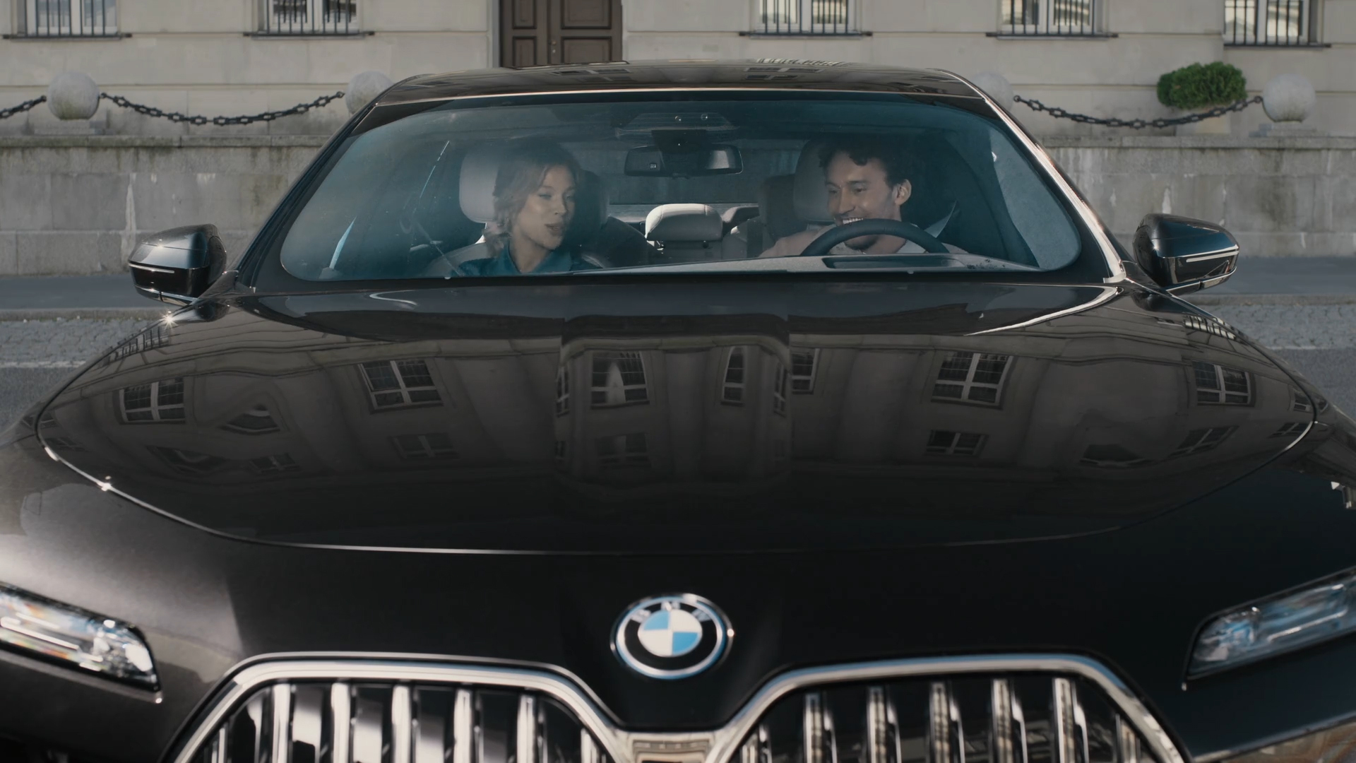 BMW iDrive Challenge Sightseeing BMW iDrive Challenge Sightseeing G70 front-view two persons looking on BMW Curved Display