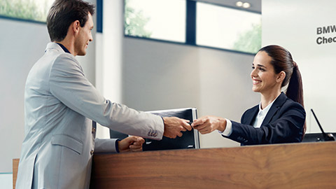 BMW ConnectedDrive BMW Customer Support BMW employee advises a customer