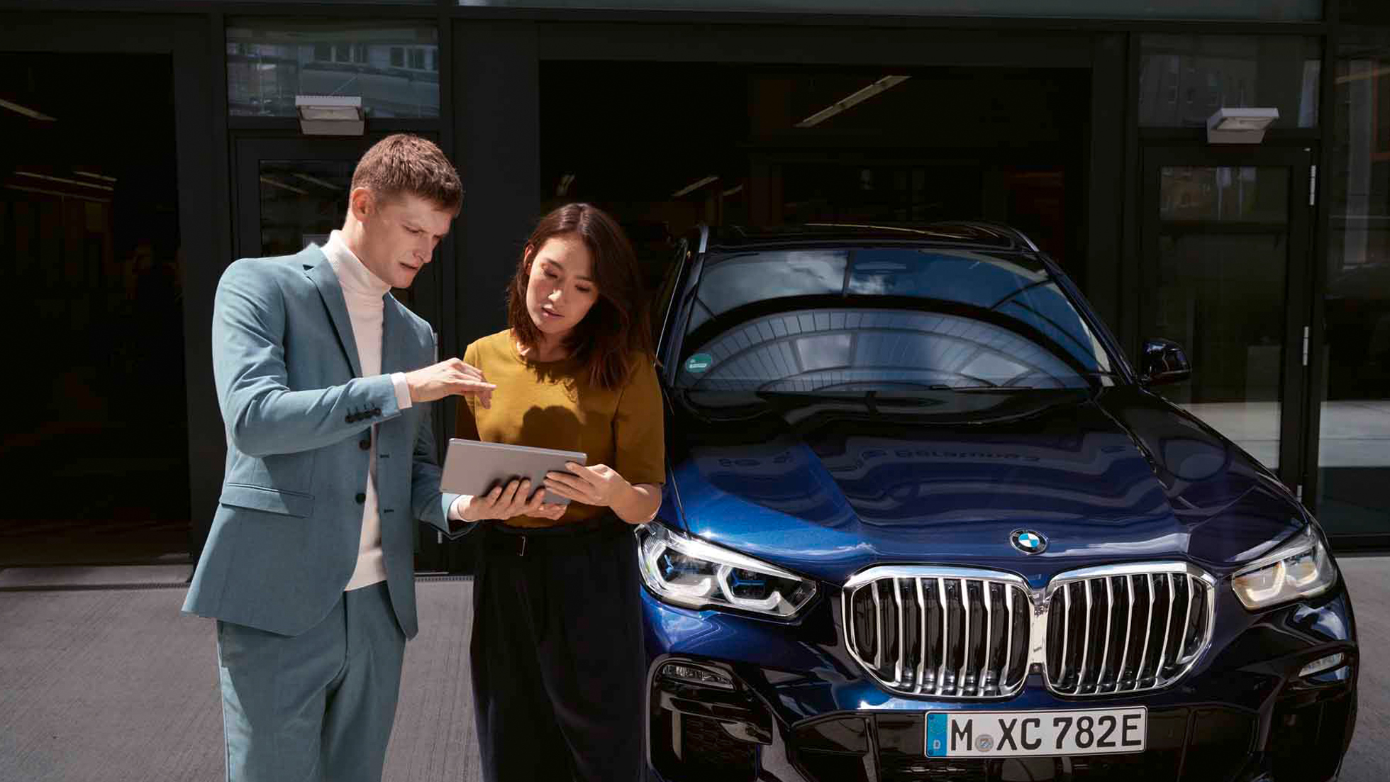 BMW Service BMW Extended Motorplan BMW Service BMW Extended Motorplan man at BMW partner
