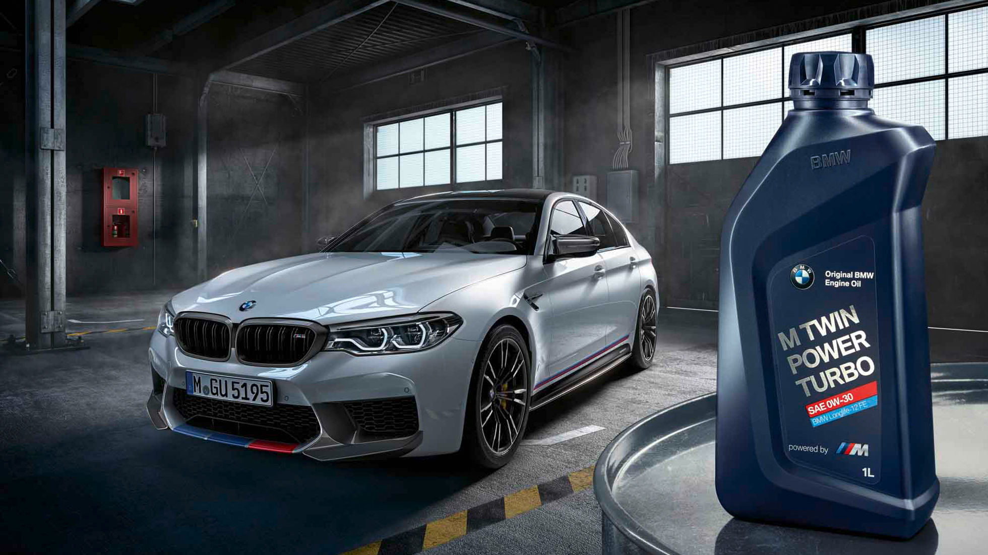 BMW Service BMW Original Engine Oil BMW Service BMW Original Engine Oil man and woman lying relaxed on the BMW bonnet