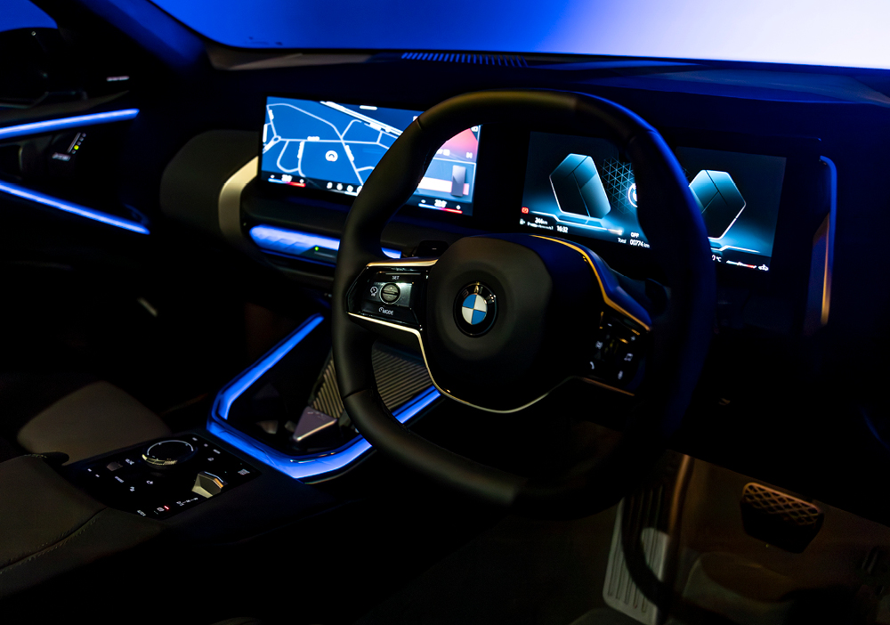 Curved Display with Smartphone Integration