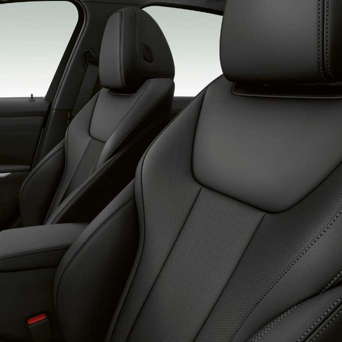 BMW 3 Series Sedan, Model Sport Line front seats. Side close-up of the front seats of the BMW 3 Series Sedan with Model Sport Line features.