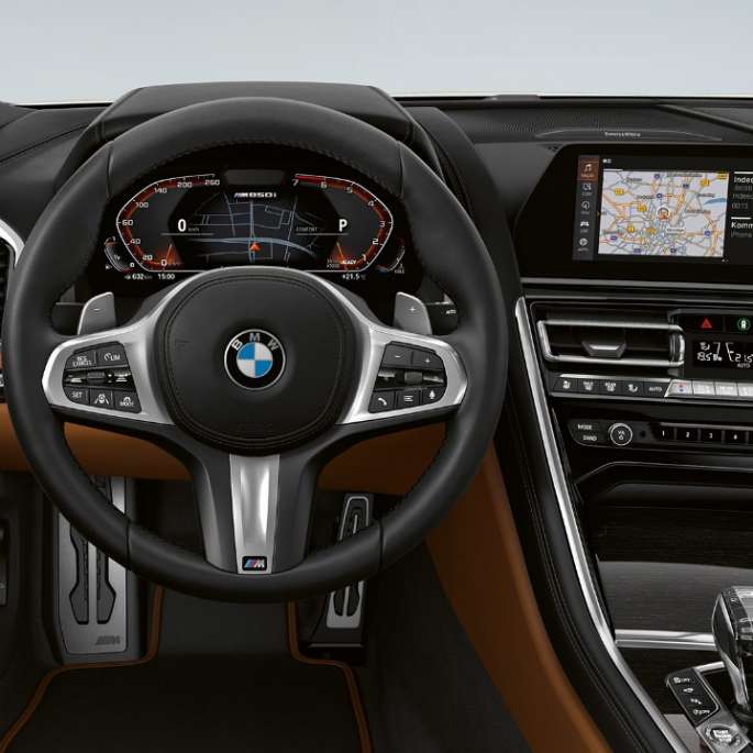 BMW M850i xDrive, Mineral White metallic, Cockpit with M leather steering wheel. BMW M850i xDrive, Mineral White metallic, Cockpit with M leather steering wheel.