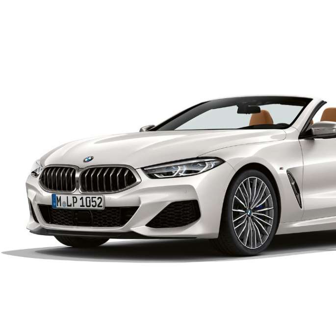 BMW M850i xDrive, Mineral White metallic, three-quarter view front. BMW M850i xDrive, Mineral White metallic, three-quarter view front.