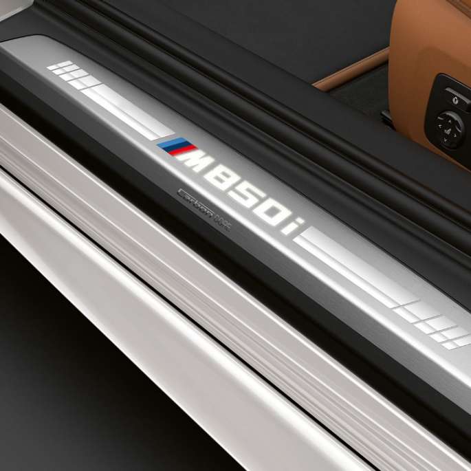 BMW M850i xDrive, Mineral White metallic, entry door sill. BMW M850i xDrive, Mineral White metallic, entry door sill.
