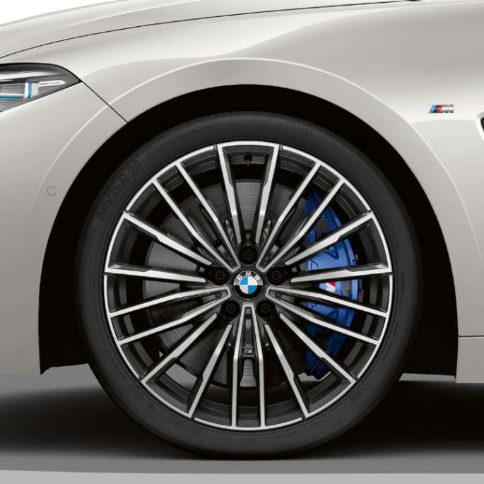 BMW M850i xDrive, Mineral White metallic, 20" light-alloy wheels multi-spoke 729 M. BMW M850i xDrive, Mineral White metallic, 20" light-alloy wheels multi-spoke 729 M.