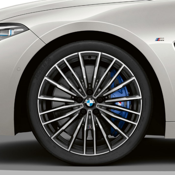 BMW M850i xDrive, Mineral White metallic, 20" light-alloy wheels multi-spoke 729 M. BMW M850i xDrive, Mineral White metallic, 20" light-alloy wheels multi-spoke 729 M.