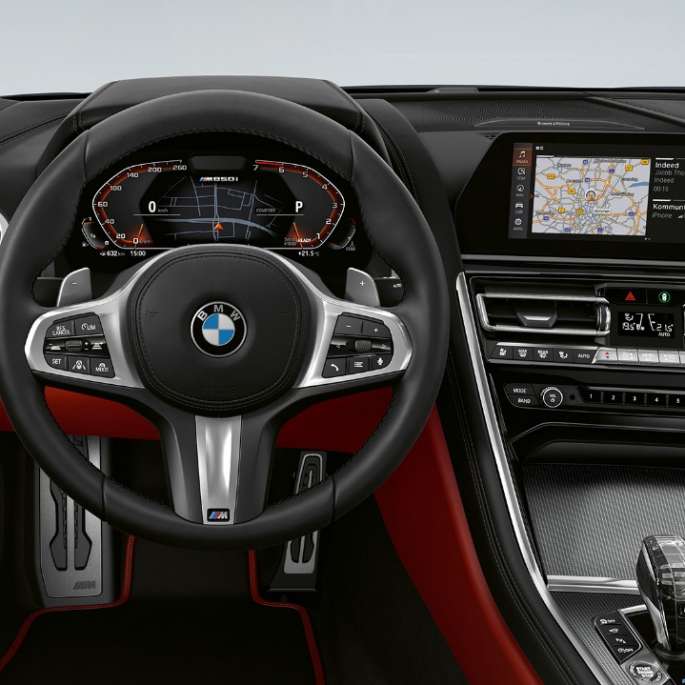 BMW M850i xDrive, Carbon Black metallic, Cockpit with M leather steering wheel. BMW M850i xDrive, Carbon Black metallic, Cockpit with M leather steering wheel.